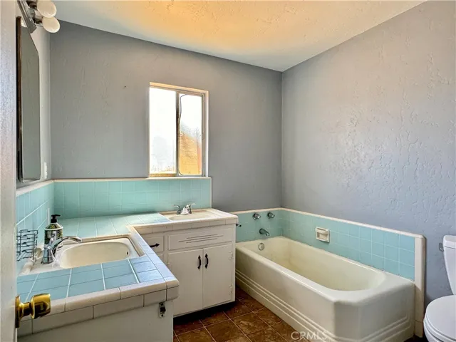 137 W Laura Avenue, Visalia, California 93277