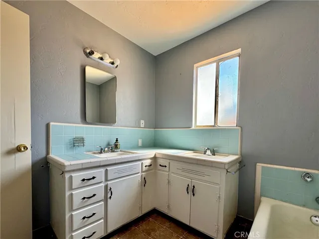 137 W Laura Avenue, Visalia, California 93277