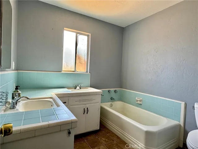 137 W Laura Avenue, Visalia, California 93277