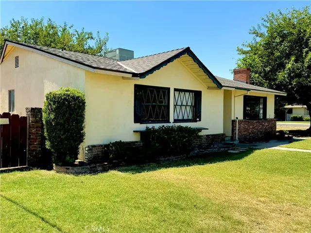 137 W Laura Avenue, Visalia, California 93277