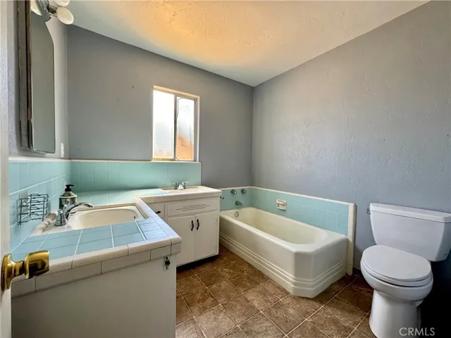 137 W Laura Avenue, Visalia, California 93277