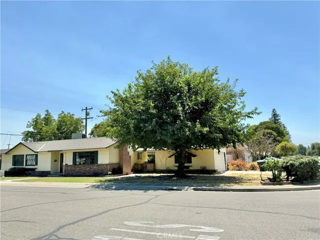 137 W Laura Avenue, Visalia, California 93277