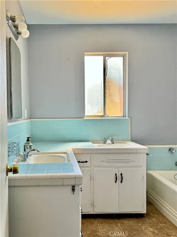 137 W Laura Avenue, Visalia, California 93277