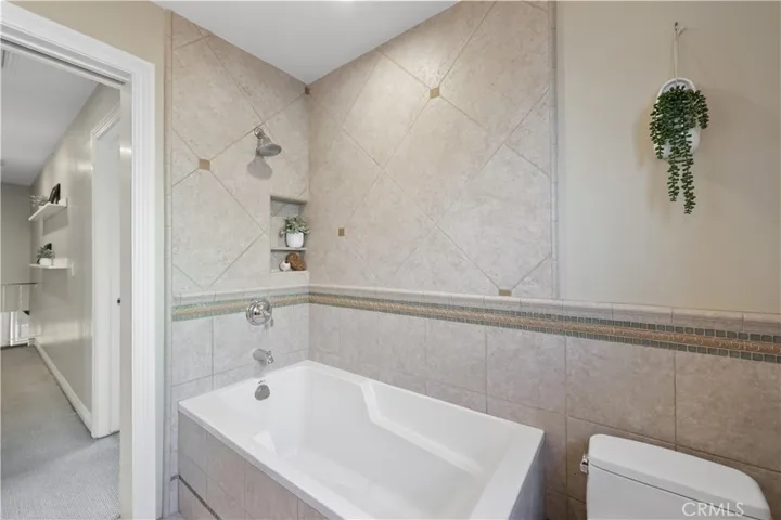 Upstairs bathroom Shower and Bathtub