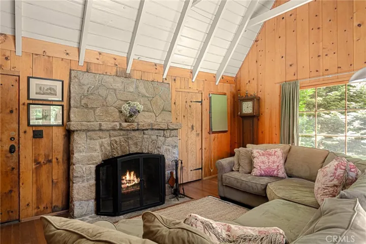 220 C Lane, Lake Arrowhead, California 92352