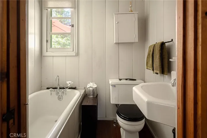 220 C Lane, Lake Arrowhead, California 92352