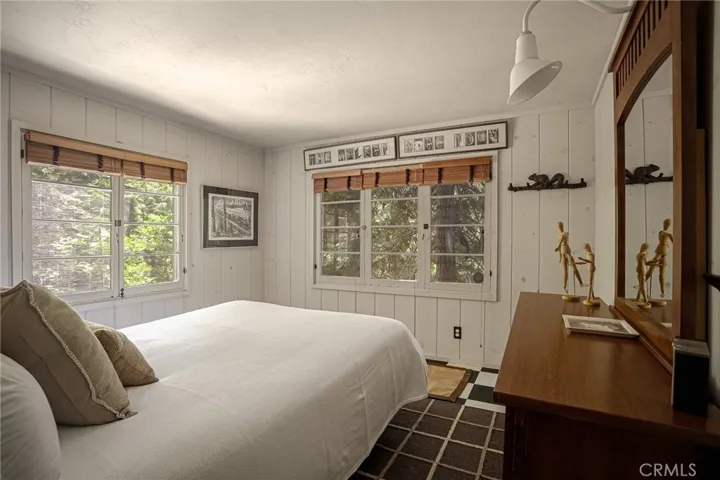 220 C Lane, Lake Arrowhead, California 92352
