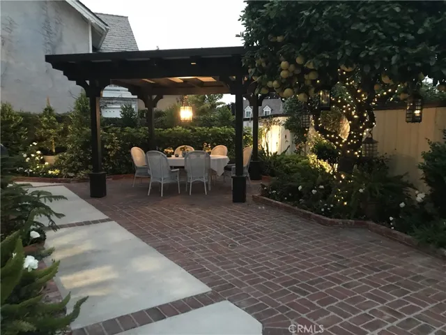 The courtyard at night ready for dinning