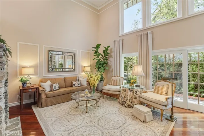 Huge windows that make the living room very light and bright