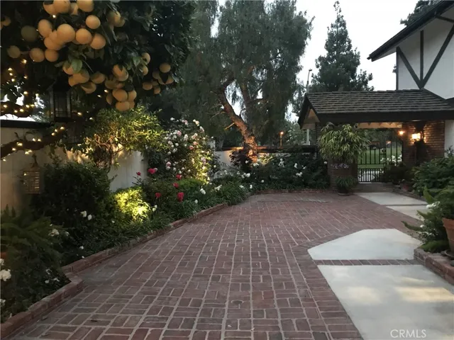 Night lights in the courtyard