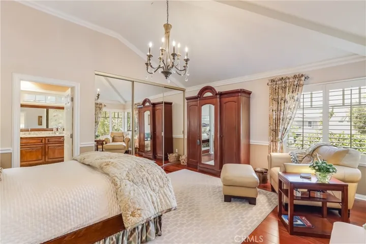 Main bedroom with high cielings