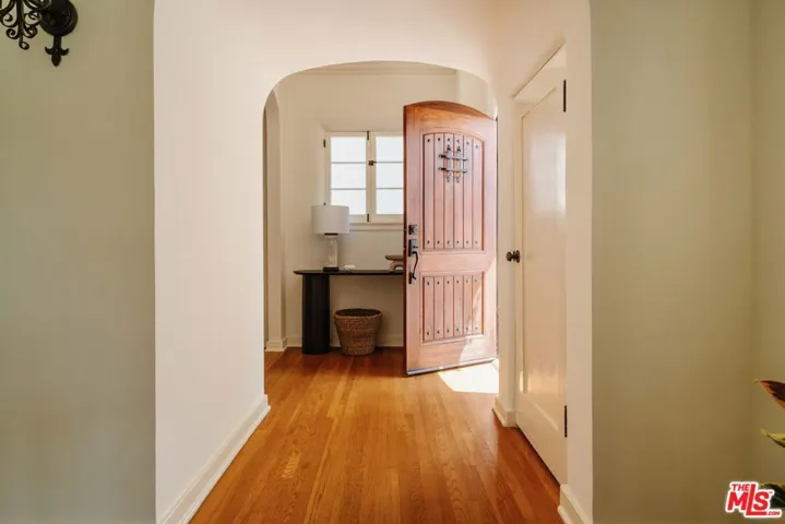 1565 N Columbus Avenue, Glendale, California 91202