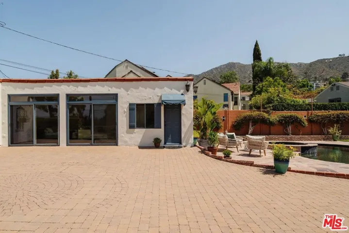 1565 N Columbus Avenue, Glendale, California 91202