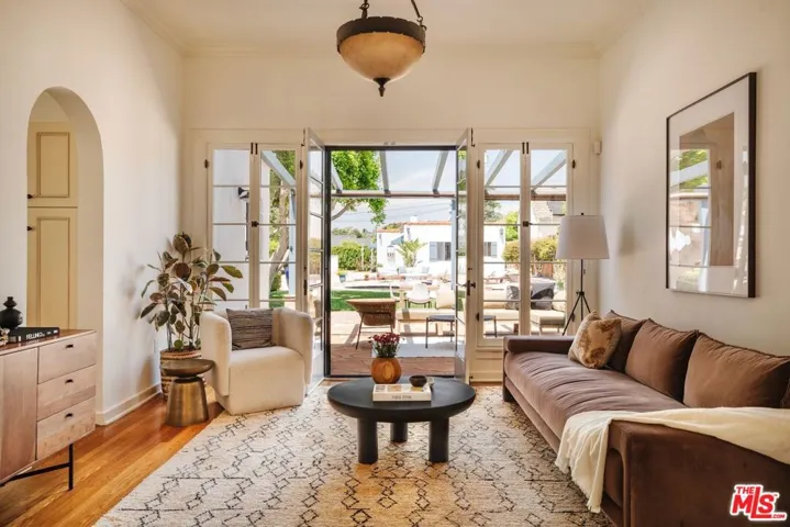 1565 N Columbus Avenue, Glendale, California 91202