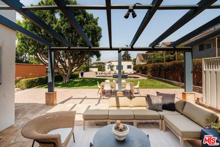 1565 N Columbus Avenue, Glendale, California 91202