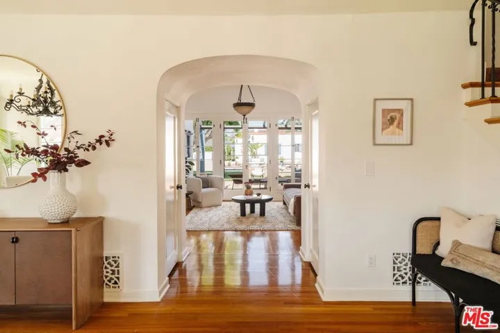 1565 N Columbus Avenue, Glendale, California 91202