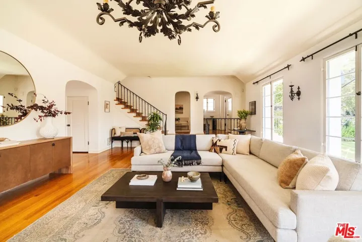 1565 N Columbus Avenue, Glendale, California 91202