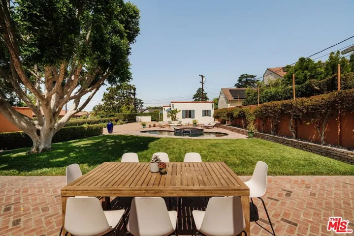 1565 N Columbus Avenue, Glendale, California 91202