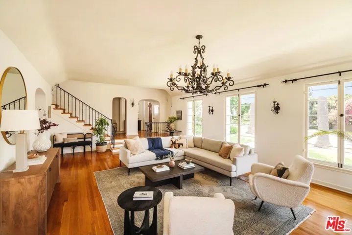 1565 N Columbus Avenue, Glendale, California 91202