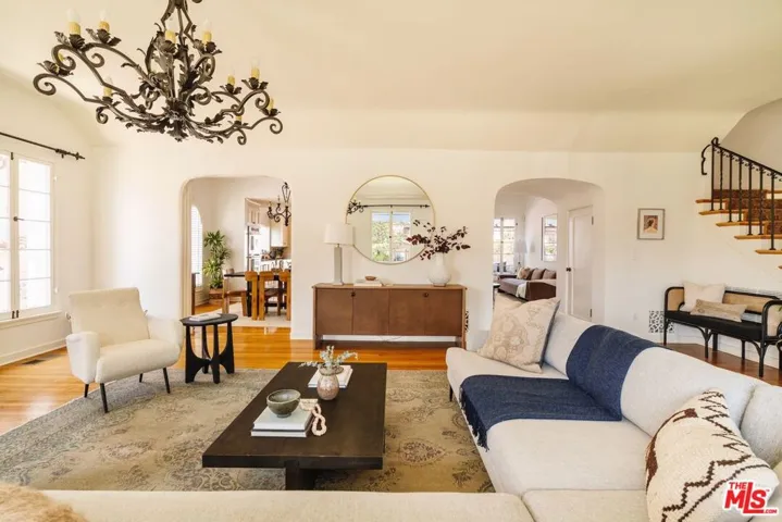 1565 N Columbus Avenue, Glendale, California 91202