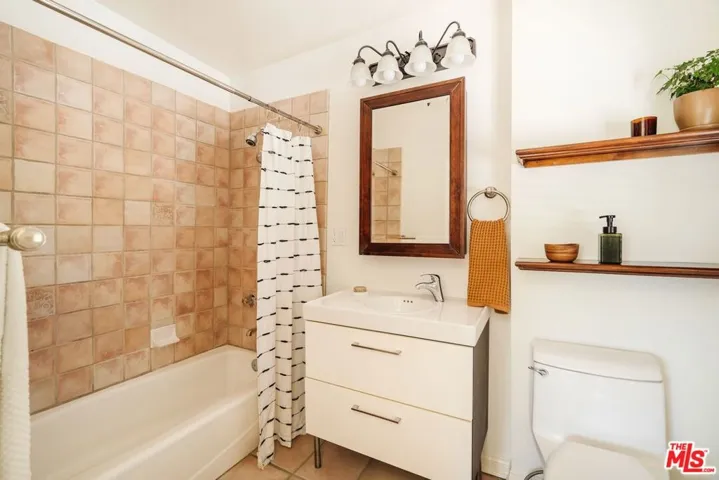 1565 N Columbus Avenue, Glendale, California 91202