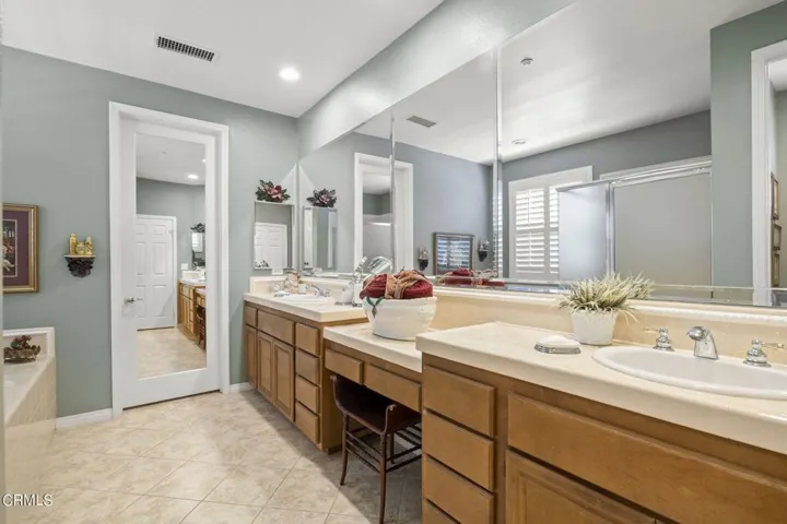 32-web-or-mls-Upmarketmedia_2065Lon-144