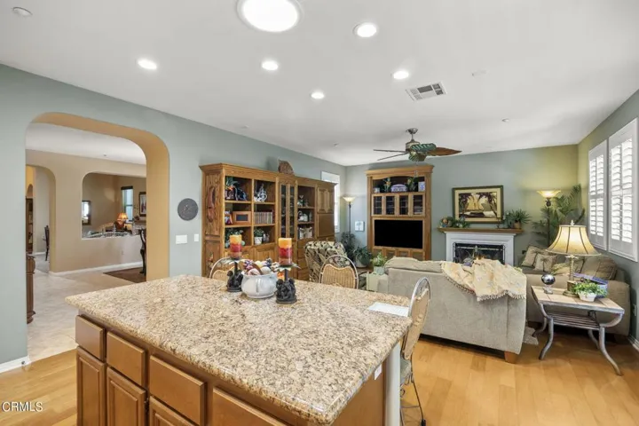 24-web-or-mls-Upmarketmedia_2065Lon-108