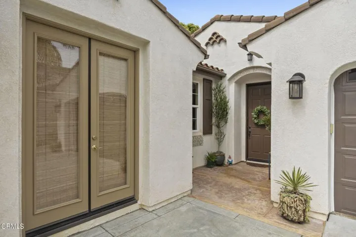 5-web-or-mls-Upmarketmedia_2065Lon-15