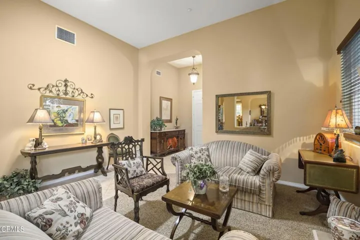 12-web-or-mls-Upmarketmedia_2065Lon-42