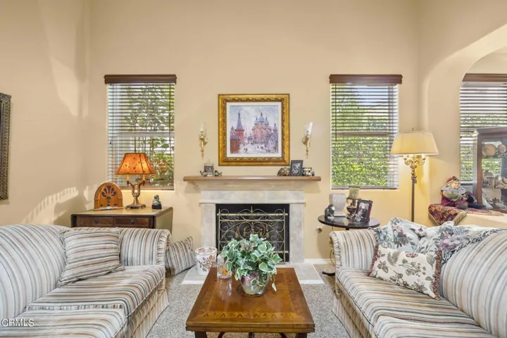10-web-or-mls-Upmarketmedia_2065Lon-33