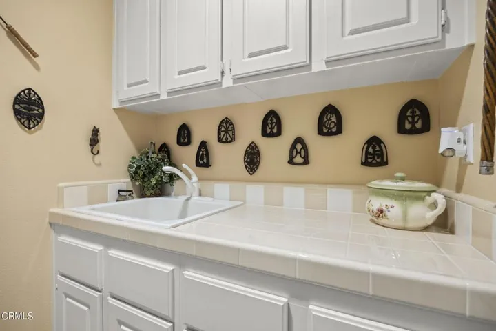 42-web-or-mls-Upmarketmedia_2065Lon-180