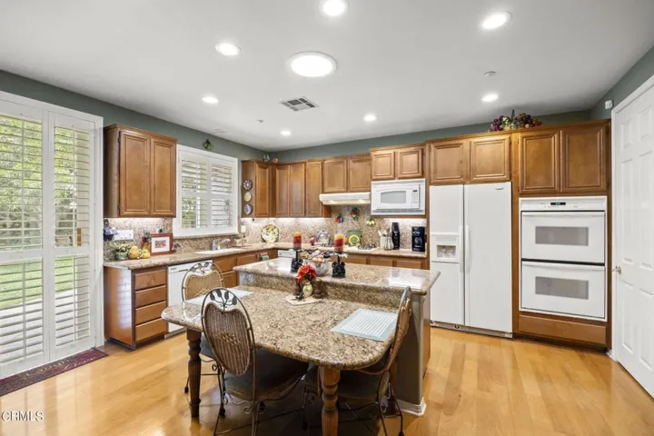 20-web-or-mls-Upmarketmedia_2065Lon-90