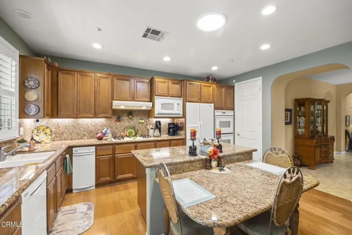 21-web-or-mls-Upmarketmedia_2065Lon-93