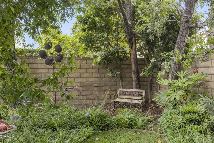 48-web-or-mls-Upmarketmedia_2065Lon-198
