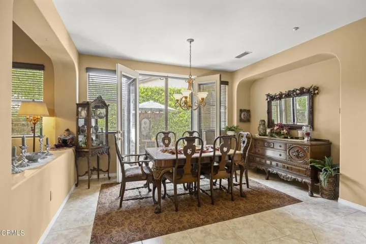 13-web-or-mls-Upmarketmedia_2065Lon-45