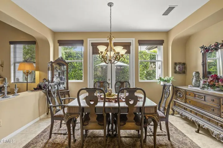 15-web-or-mls-Upmarketmedia_2065Lon-71