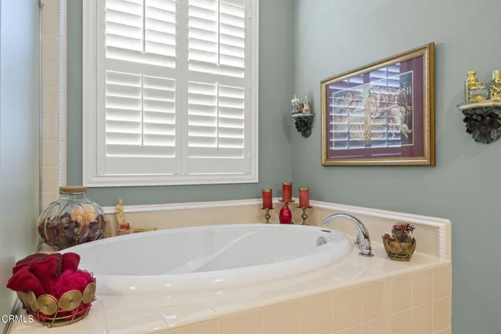 34-web-or-mls-Upmarketmedia_2065Lon-150