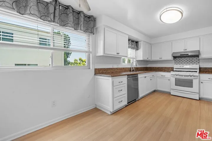 Eat-in kitchen