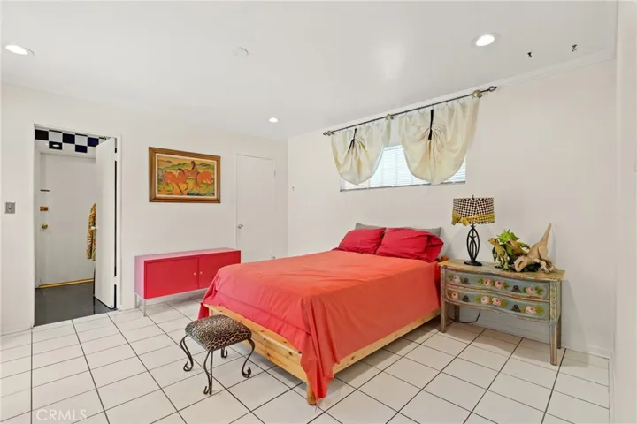 2nd Master bedroom with private bathroom & walk-in closet