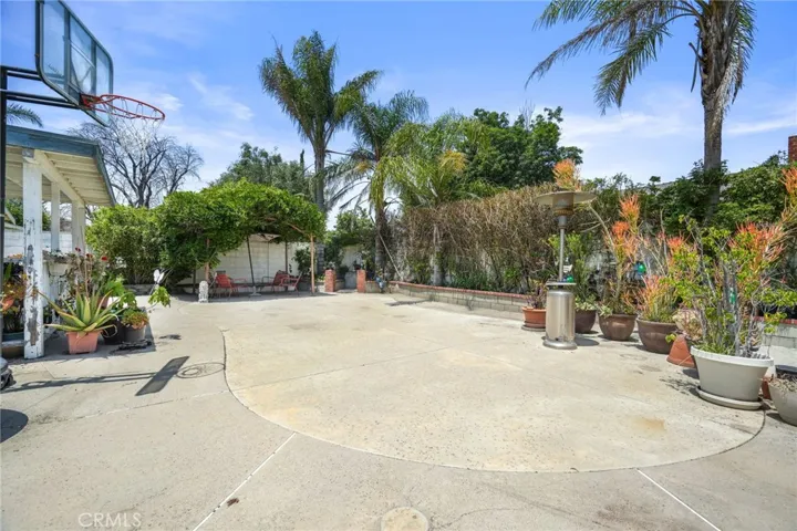 Spacious backyard for entertaining