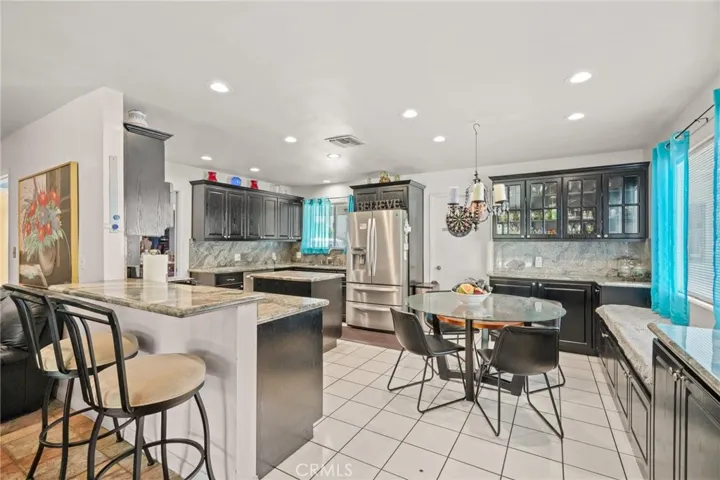 Spacious & open kitchen with breakfast nook & lots of cabinets