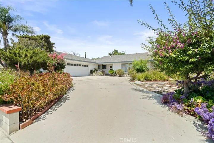 Circular driveway with lots of parking