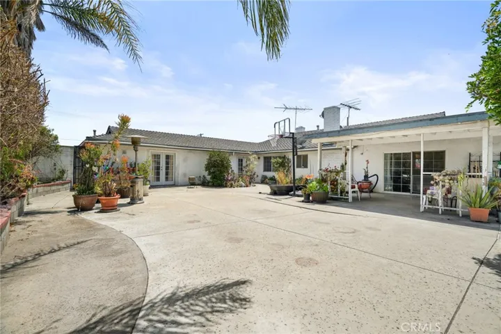 Left side of the home can possibly be split into another living area with 1 bedroom 1 bathroom