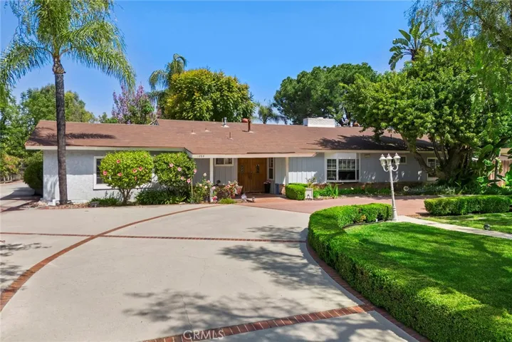 Welcome to 1159 W Valencia Mesa