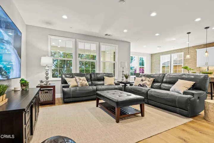 15-web-or-mls-Upmarketmedia_344Chi-7