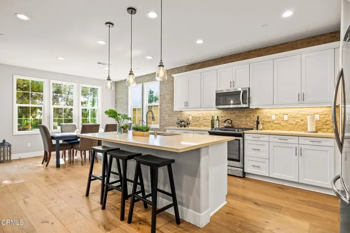18-web-or-mls-Upmarketmedia_344Chi-14