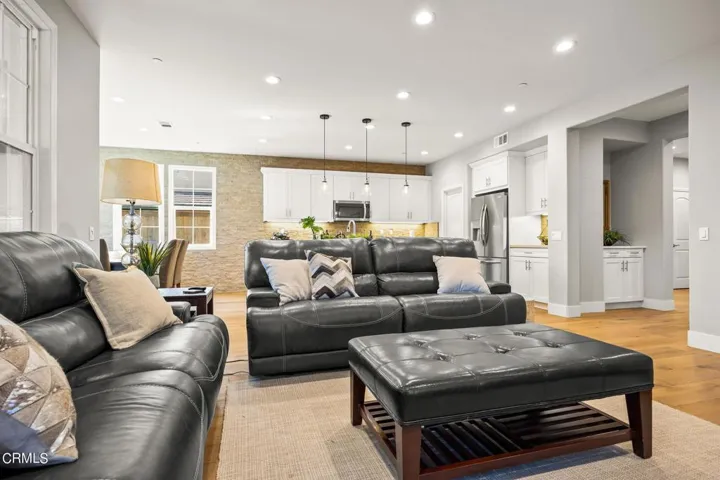 14-web-or-mls-Upmarketmedia_344Chi-13