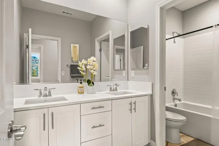 37-web-or-mls-Upmarketmedia_344Chi-36