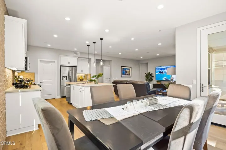 17-web-or-mls-Upmarketmedia_344Chi-20