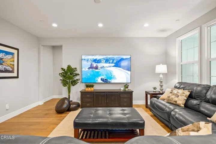 12-web-or-mls-Upmarketmedia_344Chi-11